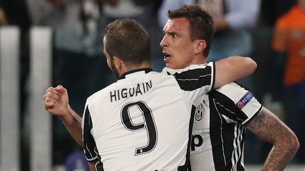 La joie de Mario Mandzukic et Gonzalo Higuain (Juventus Turin) (VALERY HACHE / AFP)