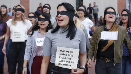 Femmes colombiennes dans la rue faisant la chorégraphie lancée au Chili par le collectif "Las Tisis", contre la violence faite aux femmes (MAURICIO DUENAS CASTANEDA/SIPA / EFE)