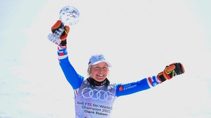 La Française Tessa Zorley avec le petit globe de slalom géant décroché à Méribel, le 20 mars 2022. (NICOLAS TUCAT / AFP)