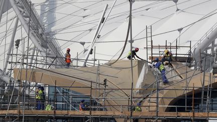 Des travailleurs sur le chantier du&nbsp;Khalifa International Stadium, le 18 novembre 2018, à Doha au Qatar. (AFP)