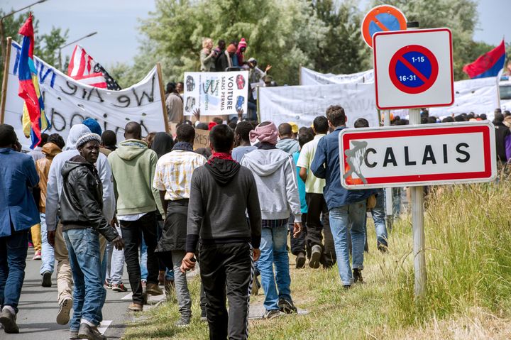 Le 20 juin 2015, des migrants ont particip&eacute; &agrave; la Journ&eacute;e mondiale pour les r&eacute;fugi&eacute;s en manifestant &agrave; Calais. Cette ville du nord de la France constitue la porte vers l'Angleterre pour les r&eacute;fugi&eacute;s. Eurotunnel a d&eacute;nombre dans ses installations pr&egrave;s de 1700 tentatives d'intrusion par nuit d&eacute;but ao&ucirc;t. (PHILIPPE HUGUEN / AFP)