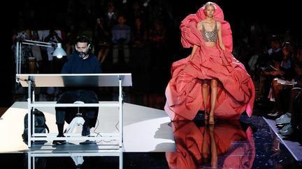 Défilé&nbsp;Schiaparelli haute&nbsp;couture automne-hiver 2019-20 lors de la semaine de la mode parisienne, le 1er juillet 2019 (FRANCOIS GUILLOT / AFP)