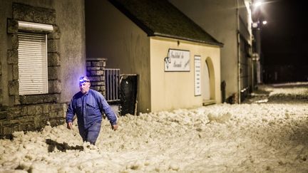 Un homme marche dans l'&eacute;cume,&nbsp;pr&egrave;s de la c&ocirc;te, sur la commune de&nbsp;Penmarch (Finist&egrave;re), le 6 janvier 2014. (RÉMI JAOUEN / CITIZENSIDE / AFP)