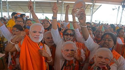 Des partisans du BJP, le parti nationaliste hindou au pouvoir, assistent à un rassemblement public pour les élections législatives de l'État du Bengale occidental, dans la banlieue de Siliguri, le 10 avril 2021. (DIPTENDU DUTTA / AFP)