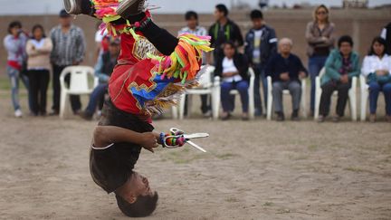 Un danseur participe &agrave; une comp&eacute;tition de danse traditionnelle originaire des Andes (P&eacute;rou) appel&eacute;e "danse des ciseaux" dans la banlieue de Lima, le 1er d&eacute;cembre 2013. (ENRIQUE CASTRO-MENDIVIL / REUTERS)