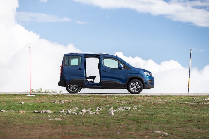 Des portes latérales coulissantes bien pratiques sur un parking. (TIBO PEUGEOT POUR FRANCE INFO)