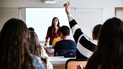 Une salle de classe dans un collège, à Landerneau (Finistère), le 2 septembre 2024. (GUILLAUME SALIGOT/OUEST-FRANCE/MAXPPP)