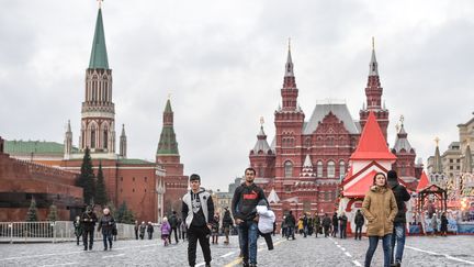 Record de température à Moscou, le 21 décembre 2015, avec 8°C sur la place rouge.&nbsp; (VLADIMIR ASTAPKOVICH / RIA NOVOSTI / AFP)