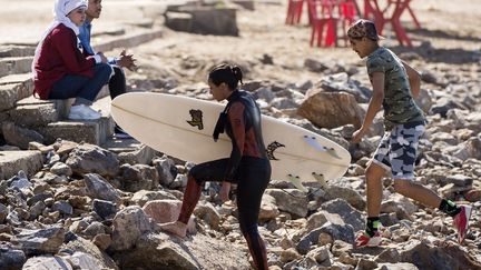 «Certaines familles éprouvent de la honte à ce que leurs filles pratiquent des sports nautiques», affirme Jalal Medkouri, le président du Rabat Surf Club, situé au pied de la forteresse médiévale des Oudayas, à deux pas de quartiers populaires de Rabat
 (FADEL SENNA / AFP)