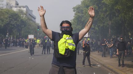 Un "gilet jaune", les mains en l'air, à Paris, le 1er mai 2019.&nbsp; (SHAY HORSE / AFP)