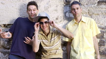 Les Beastie Boys &agrave; Paris en mai 2004. De droite &agrave; gauche : Adam "MCA"&nbsp;Yauch,&nbsp;Adam "Ad Rock"&nbsp;Horovitz et Michael "Mike D"&nbsp;Diamond. (BERTRAND GUAY / AFP)