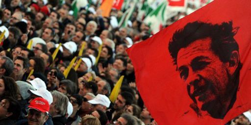 Portrait de l'ancien dirigeant communiste Enrico Berlinguer brandi lors d'une manifestation anti-Berluscon
le 11 décembre 2010 à Rome.

 (AFP - Tizana Fabi)