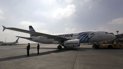 Un avion de la compagnie EgyptAir sur le tarmac de l'aéroport du Caire (Egypte), le 5 septembre 2013. (MOHAMED ABD EL GHANY / REUTERS)