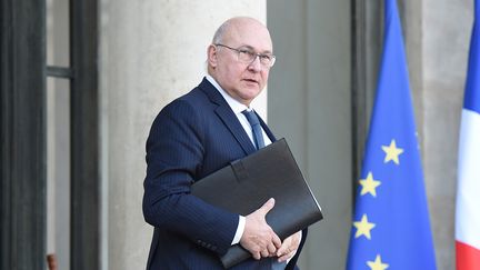 Michel Sapin, le ministre des Finances, quitte le palais de l'Elysée, à Paris, le 20 janvier 2016. (STEPHANE DE SAKUTIN / AFP)