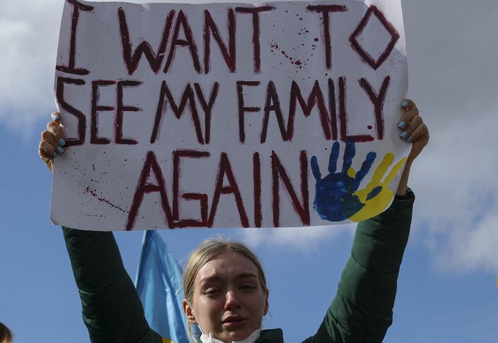 "Je veux revoir ma famille", clame une manifestante lors d'un rassemblement contre la guerre en Ukraine, le 2 mars 2022, à Istanbul (Turquie). (MEHMET ESER / ANADOLU AGENCY / AFP)