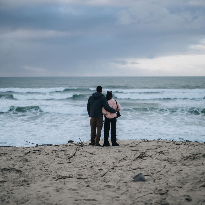 Un couple regarde l'océan, le 15 janvier 2021 à Biscarrosse (Landes). (PIERRE MOREL / FRANCEINFO)