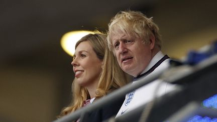 Le Premier ministre anglais, Boris Johnson, et sa femme, le 11 juillet 2021 à Wembley à Londres lors de la finale de l'Euro. (JOHN SIBLEY / AFP)