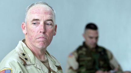 Le g&eacute;n&eacute;ral Geoffrey Miller, ancien commandant du camp de Guantanamo, le 5 mai 2004, &agrave; la prison d'Abou Ghraib, en Irak. (ANJA NIEDRINGHAUS / AFP)