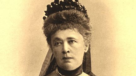 Née en 1843 à Prague, elle a été la première femme à obtenir le prix Nobel de la Paix en 1905. Pacifiste et féministe convaincue, Bertha von Suttner a lutté toute sa vie contre l’armement des grandes puissances, l’antisémitisme et le fanatisme sous toutes ses formes.  Son livre «Bas les armes !», best-seller dès sa sortie en 1890, est un véritable réquisitoire contre la guerre. ( Domaine Public)