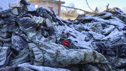 Des débris sur les lieux après le bombardement ukrainien à Makiivka. Cette frappe aurait tué le 31 décembre au moins 89 soldats russes selon un décompte officiel.&nbsp; (ALESSANDRO GUERRA / EPA)