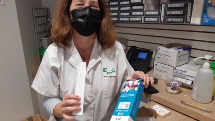 Agnès Buyck, pharmacienne à Malakoff, n'a vendu que quatre boîtes d'autotests de dépistage Covid-19 durant ce mois de juin. (SOLENNE LE HEN / RADIO FRANCE)