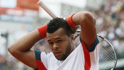 Jo-Wilfried Tsonga lors du match qui l'a oppos&eacute; &agrave;&nbsp;Novak Djokovic, &agrave; Roland-Garros, le 5 juin 2012. (KENZO TRIBOUILLARD / AFP)