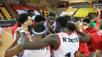 Les joueurs de l'équipe de basket de Monaco après leur victoire lors de la finae aller de l'Eurocoupe contre Kazan, le 27 avril 2021 (SEBASTIEN BOTELLA / MAXPPP)