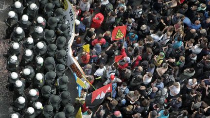 Des policiers tentent de contenir des manifestants du mouvement "Blockupy"&nbsp;&agrave; Frankfort (Allemagne), le 1er juin 2013. (FREDRIK VON ERICHSEN / DPA / AFP)