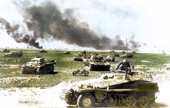 Archives colorisées de tanks pendant les premiers jours de l'opération Barbarossa en 1941.&nbsp;&nbsp; (ROYSTON LEONARD / MEDIADRUMWORLD.COM / MAXPPP)