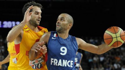 Tony Parker face à Jose Manuel Calderon (FRANCK PENNANT / AFP)