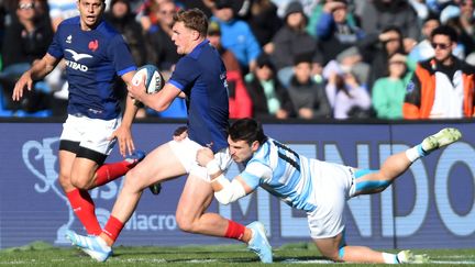 Emilien Gailleton tackled by Mateo Carreras during the test match between Argentina and France, July 6, 2024. (ANDRES LARROVERE / AFP)