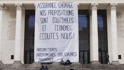 À Nantes, les intermittents ont déployé une banderole géante sur la façade du théâtre Graslin (26 avril 2016)
 (Sébastien Salom-Gomis / Sipa)