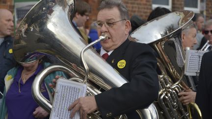 Une fanfare joue à la fermeture de la dernière mine de charbon, la houillère de Kellingley à Knottingley, en Angleterre (19 décembre 2015) (JONATHAN NICHOLSON / NURPHOTO VIA AFP)