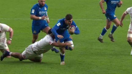 L'Italie s'accroche à l'Angleterre (26-14). Tout juste entré en jeu, Alessandro Fusco conclut une séquence pleine de panache, marquée par la percée de l'ailier Tommaso Menoncello.