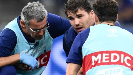 Le rugbyman Antoine Dupont, le demi de mêlée et capitaine du XV de France, lors de la rencontre contre la Namibie, au Stade Vélodrome de Marseille, le 21 septembre 2023. "Un retour sur le terrain conditionné au feu vert du chirurgien", a précisé ce jeudi, le manager santé des Bleus, Bruno Boussagol. (CHRISTOPHE SIMON / AFP)