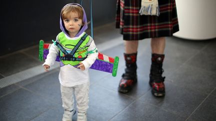 A 3 ans, ce petit gar&ccedil;on a choisi de se d&eacute;guiser en&nbsp;Buzz l'&eacute;clair pour sa venue avec son p&egrave;re au MCM Midlands Comic Com&nbsp;de&nbsp;Telford (Royaume-Uni), le 16 f&eacute;vrier 2013. (CHRISTOPHER FURLONG / GETTY IMAGES)