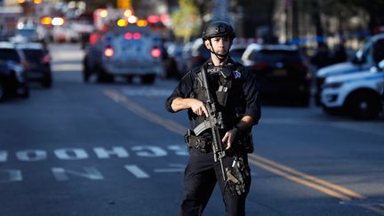 Un policier américain, le 31 octobre 2017 à New-York.&nbsp; (SHANNON STAPLETON / REUTERS)