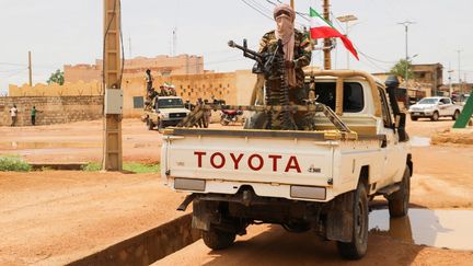 Des séparatistes armés de la Coordination des mouvements de l'Azawad patrouillent à Kidal, au Mali, le 28 août 2022. (SOULEYMANE AG ANARA / AFP)