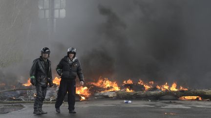 Des insurg&eacute;s pro-russes attendent devant un checkpoint, le 13 avril 2014, &agrave; Slaviansk, une ville de l'est de l'Ukraine, proche de la fronti&egrave;re russe.&nbsp; (MAKS LEVIN / REUTERS)