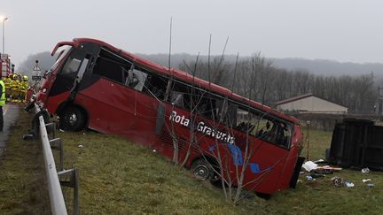 Accident de bus à Charolles (Saône-et-Loire), le 8 janvier 2017. (PHILIPPE DESMAZES / AFP)