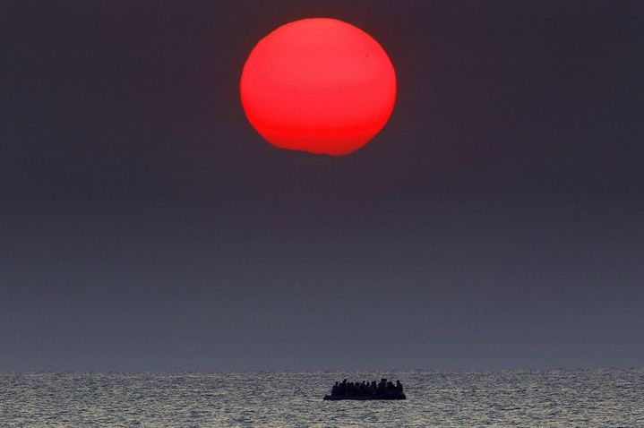 Des migrants traversent la mer Égée, entre la Grèce et la Turquie, sur un bateau pneumatique, le 16 juillet 2016. (Reuters / Yannis Behrakis)