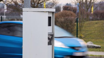 Radar de contrôle de vitesse sur une route. Les assistants de conduite les signalent&nbsp;à leurs utilsateurs. (GETTY IMAGES)