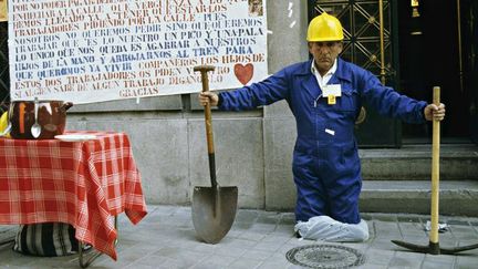 Un travailleur sans emploi dans les rues de Grenade (Espagne)  (afp/ Photononstop/ Daniel Thierry)