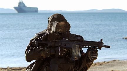 Un plongeur des opérations spéciales appartenant au commando Hubert avec son fusil d'assaut, le 12 février 2009. (ARNAUD BEINAT / MAXPPP)