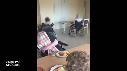 Ehpad : des pensionnaires devant des repas qu'ils ne peuvent pas manger, d'autres qui se blessent en tombant sans arrêt...&nbsp; (ENVOYÉ SPÉCIAL  / FRANCE 2)