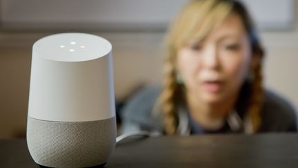 Un assistant vocal Google Home posé sur une table. (FRANK DUENZL / PICTURE ALLIANCE)