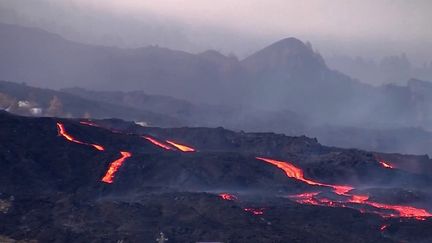 Espagne : en éruption, le volcan Cumbre Vieja paralyse La Palma