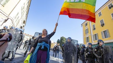 Geneviève Legay affirme avoir bien été frappée avec une matraque par le policier. (ROLAND MACRI / MAXPPP)