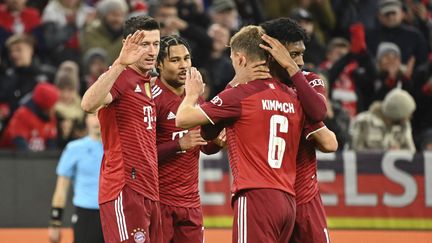 Robert Lewandowski célèbre un but avec Gnabry, Kimmich et Coman pendant la victoire du Bayern face à Benfica, le mardi 2 novembre 2021. (FRANK HOERMANN/SVEN SIMON / SVEN SIMON)