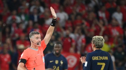 L'arbitre néozélandais Matthew Conger refuse le but d'Antoine Griezmann face à la Tunisie, le 30 novembre 2022 à Al Rayyan. (FRANCK FIFE / AFP)